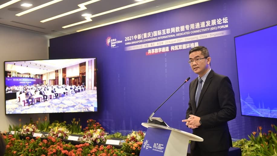 A man giving a speech on stage at the China-Singapore (Chongqing) International Dedicated Connectivity Connectivity Forum