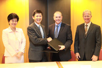RADM(NS) Ronnie Tay, IDA CEO and Mr David Storrie, Nucleus Connect CEO at the signing of the Next Gen NBN OpCo contract.