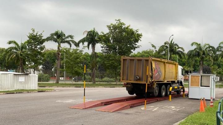 PUB waste management truck on the road, using Willowmore's automated solution as an IMDA Accredited company for efficient waste disposal