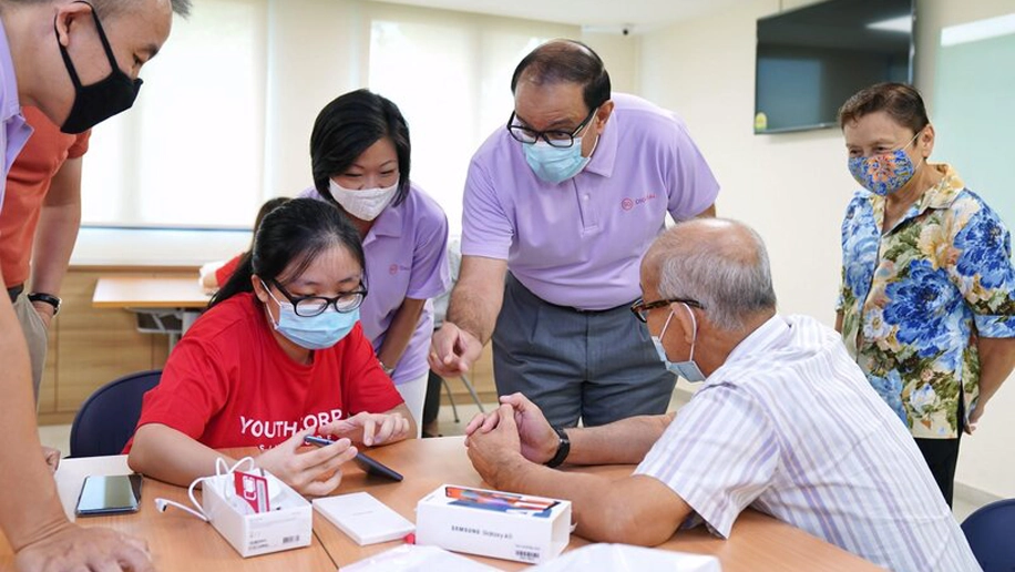 Minister S. Iswaran and Senior Minister Sim Ann with Ms Joy Tan Xie Jie and a senior during a Seniors Go Digital session