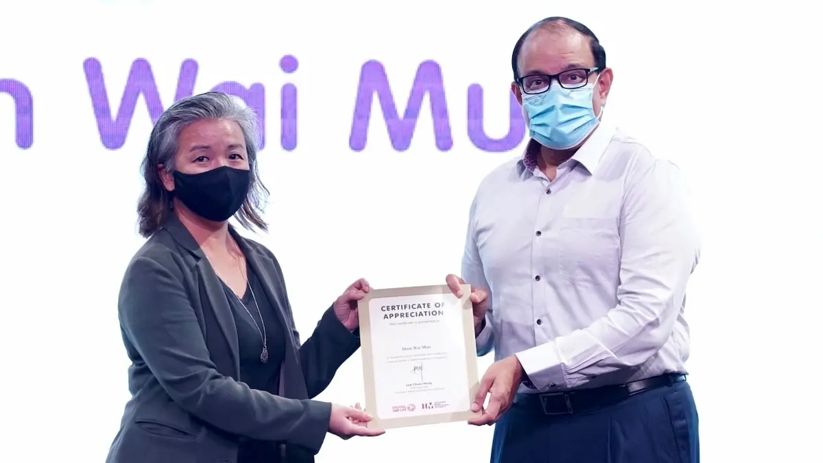 IMDA's Partners' Appreciation event: Huin Wai Mun received a Certificate of Appreciation from S Iswaran under the Digital for Life movement