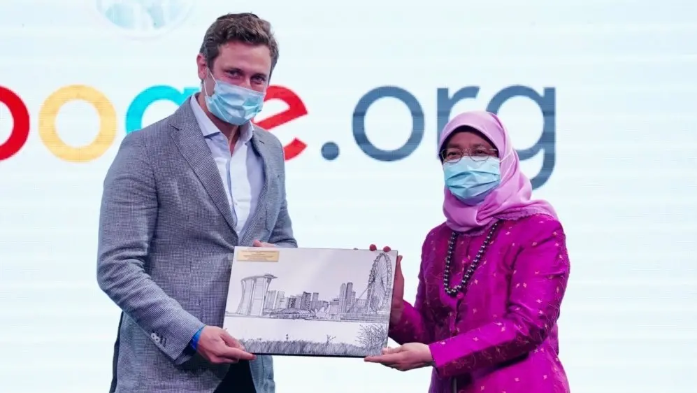 Digital for Life: President Halimah Yacob and Mr Ben King, who received a painting by Mr Jonathan Cai from the Art Faculty