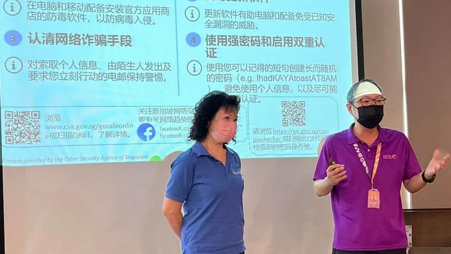  A photo of Digital Ambassador Lead Alvin Quak with Silver Infocomm Wellness Ambassador (SIWA) Susan Tan at a sharing session.