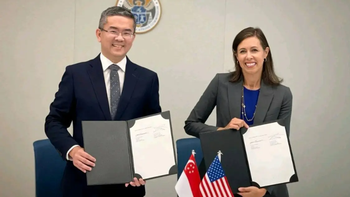Chief Executive of IMDA, Mr Lew Chuen Hong and Chairwoman of the FCC, Ms Jessica Rosenworcel signed a Memorandum of Understanding to strengthen global efforts to combat  scams and fraudulent activities.