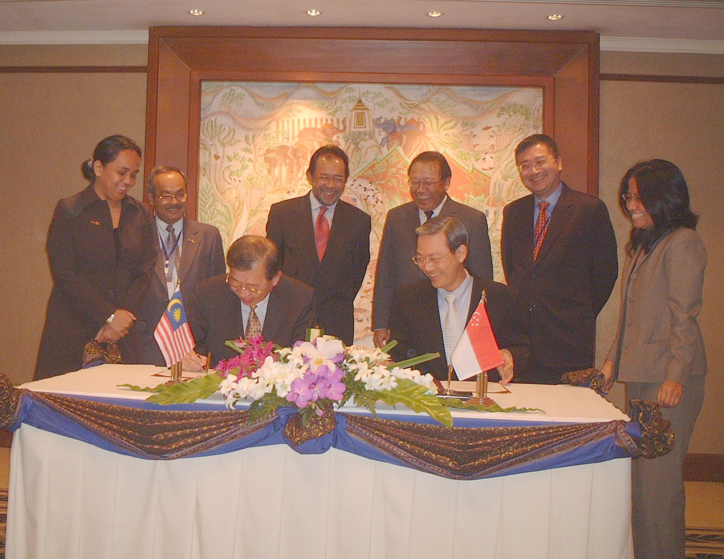 Dr Lee Boon Yang (third from right) and his Malaysian counterpart Dr Lim Keng Yaik